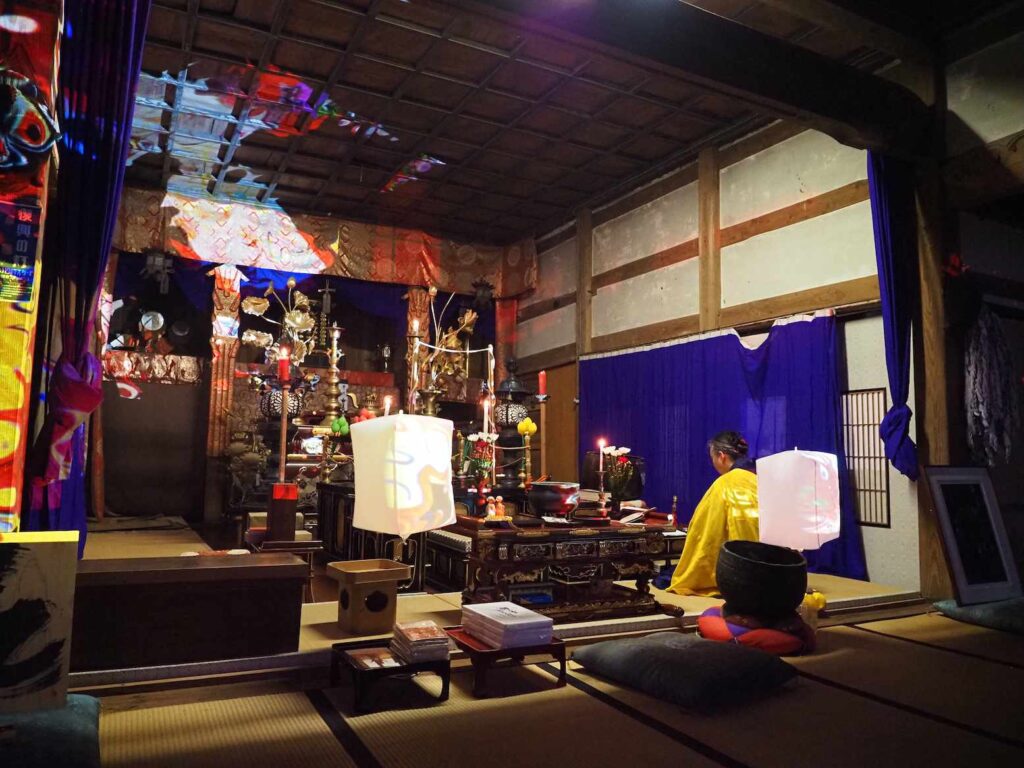 本堂での追悼法要