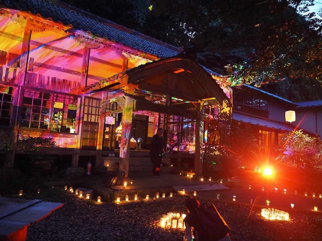 灯りが並ぶ境内