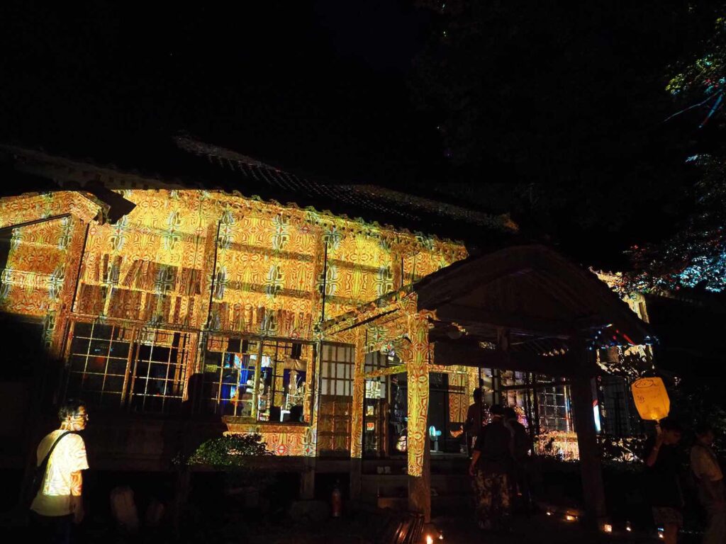 金色のプロジェクションマッピング