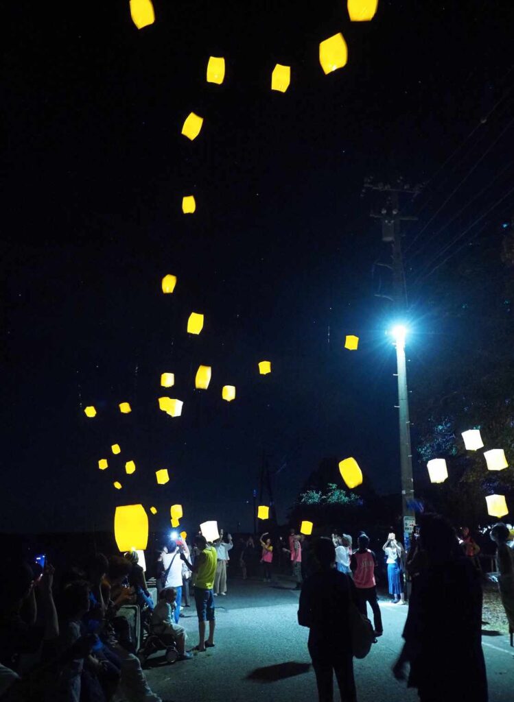 夜空に浮かぶスカイランタン