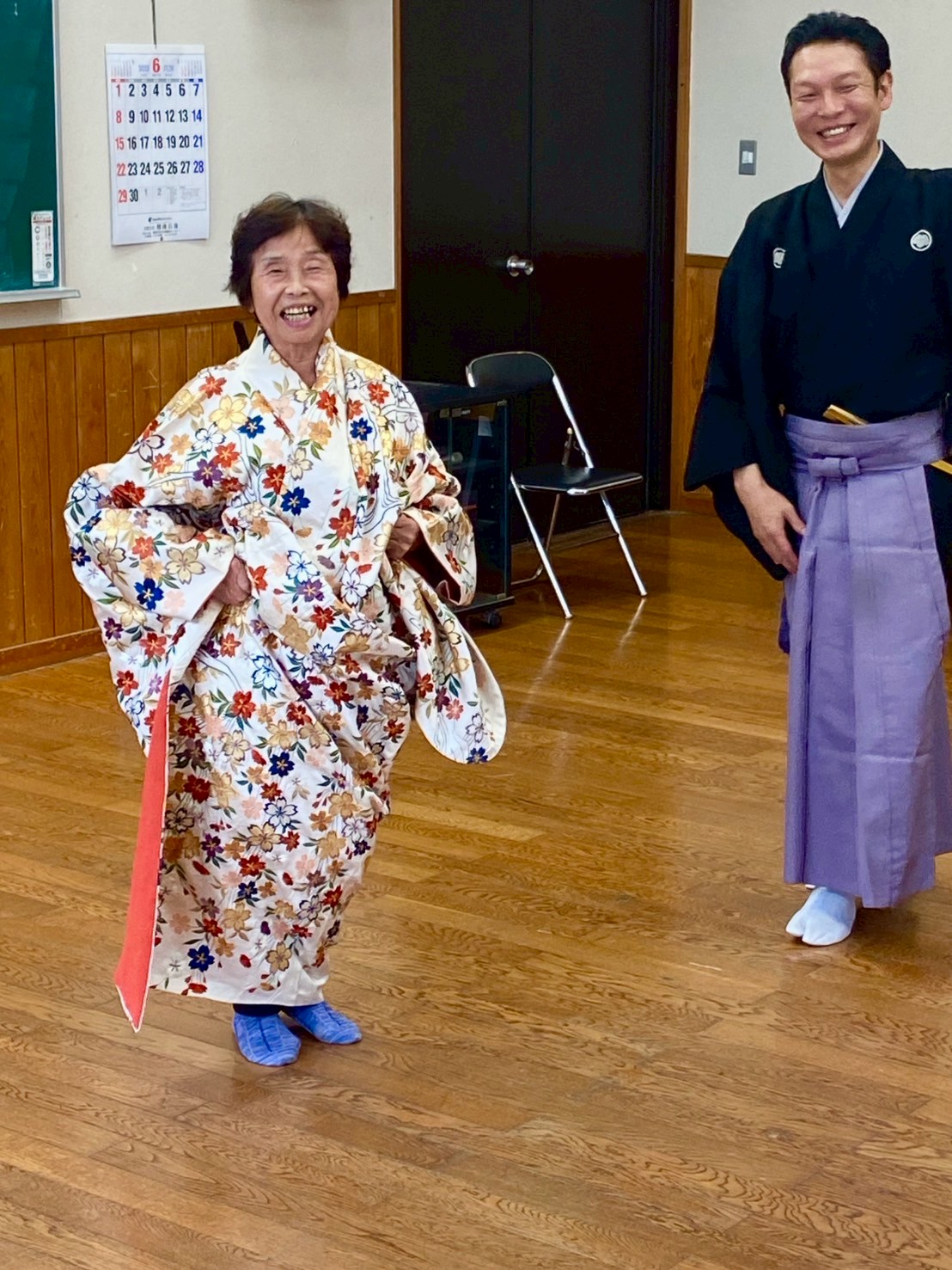 能装束を着て笑顔の参加者