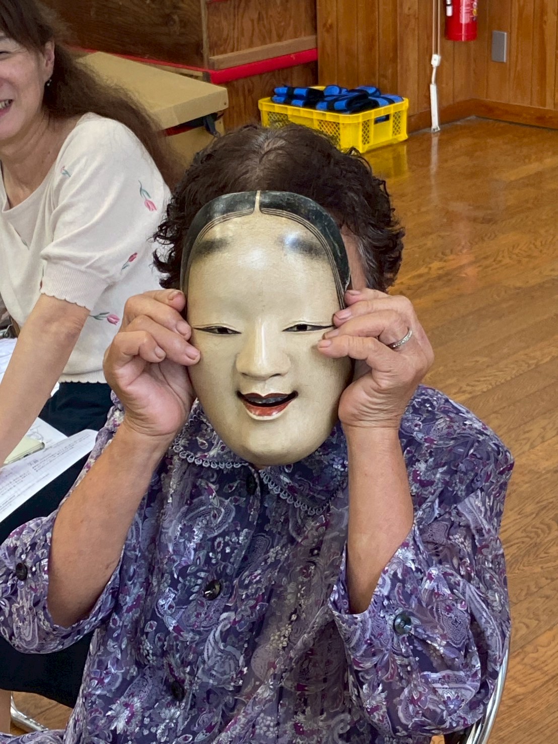 能面を体験する参加者