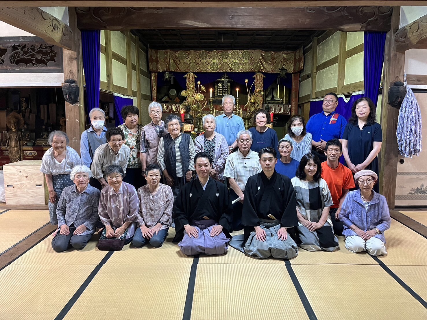 本堂での集合写真
